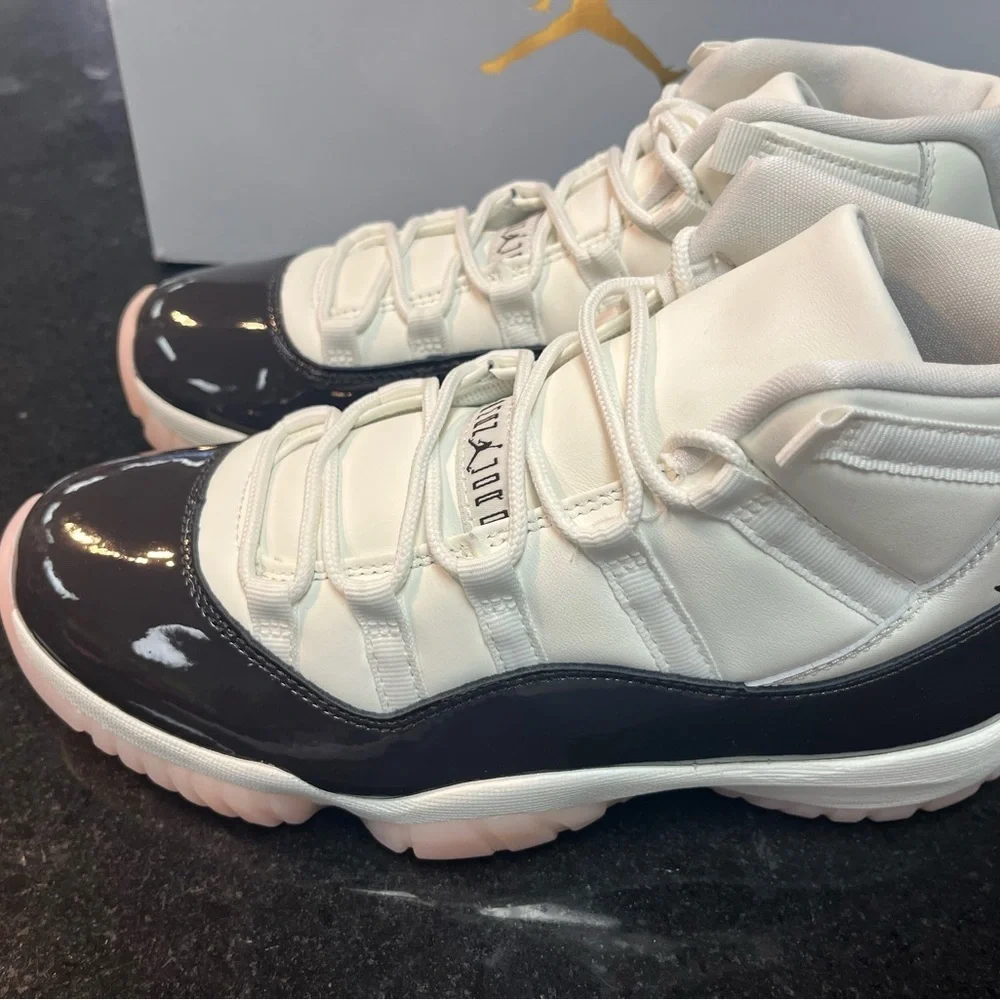 WOMEN'S AIR JORDAN 11 RETRO - 